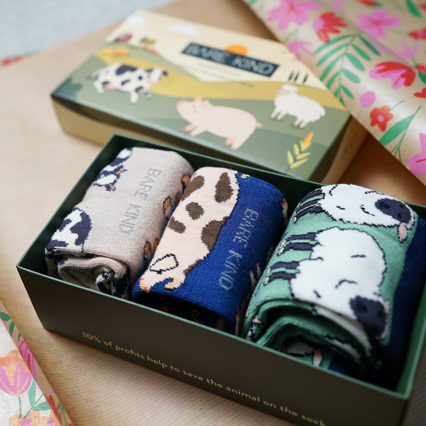 the farm gift box and pig, cow and sheep bamboo socks